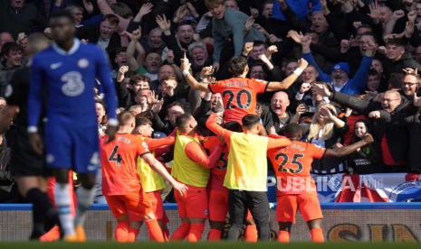 Pemain Brighton Julio Encisoc  (tengah) merayakan sambil duduk di bahu rekan setimnya setelah mencetak gol kedua timnya pada pertandingan sepak bola Liga Premier Inggris antara Chelsea dan Brighton dan Hove Albion di stadion Stamford Bridge di London, Sabtu (15/4/2023). 