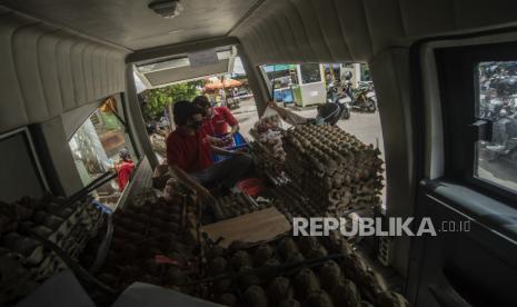 Petugas melayani pembeli telur ayam ras saat Gelar Pangan Murah (GPM) yang dilaksanakan oleh Kementerian Pertanian bekerja sama dengan Dinas Ketahanan Pangan, Kelautan dan Perikanan (DKPKP) DKI Jakarta di Pasar Petojo Ilir, Jakarta, Senin (28/12/2020). GPM yang digelar dalam rangka membantu meringankan beban masyarakat terhadap kenaikan telur ayam ras dan cabai yang terjadi serentak di sejumlah pasar tersebut akan digelar kembali di Pasar Pluit, Pasar Cipete Selatan, Pasar Pos Pengumben, Pasar Kebayoran Lama, dan Pasar Rawamangun pada 29-30 Desember 2020 . 