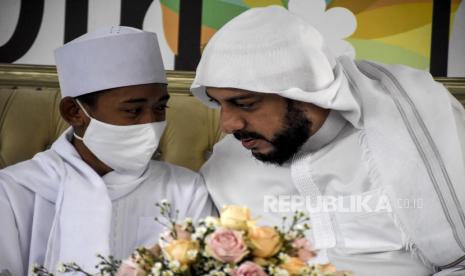 Syekh Ali Jaber (kanan) berbincang dengan Muhammad Al Gifari (kiri) saat pertemuannya di sela acara Milad Yayasan Nuurun Nisaa di Cihanjuang, Kabupaten Bandung Barat, Rabu (11/10). Dalam pertemuannya tersebut, Syekh Ali Jaber berencana memberangkatkan Umrah Muhammad Al Gifari atau yang akrab disapa Akbar dan mengangkatnya menjadi anak angkat. Foto: Abdan Syakura/Republika