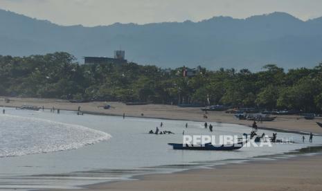 Suasana di Pantai Pangadaran, Jawa Barat, Jumat (12/6/2020). Objek wisata Pangandaran telah dibuka untuk wisatawan domestik dengan menerapkan protokol kesehatan.