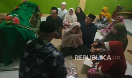 Bupati Kuningan, Acep Purnama, bertakziah ke rumah duka korban dari kecelakaan maut yang melibatkan mobil dinasnya, Senin (3/4/2023). Kedua korban meninggal merupakan sepasang suami istri warga Desa Mekarmukti, Kecamatan Sindangagung, Kabupaten Kuningan. 