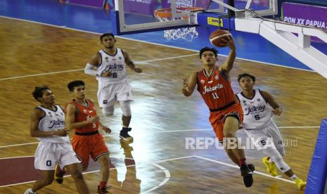 Pebasket putra DKI Jakarta Aldi Izzatur (kedua kanan) berusaha memasukkan bola pada pertandingan penyisihan basket putra 5x5 PON Papua melawan tim basket putra DKI Jakarta, di GOR Mimika Sport Centre, Kabupaten Mimika, Papua, Rabu (6/10/2021). Tim basket putra Jawa Tengah menang dengan skor 88-82. 