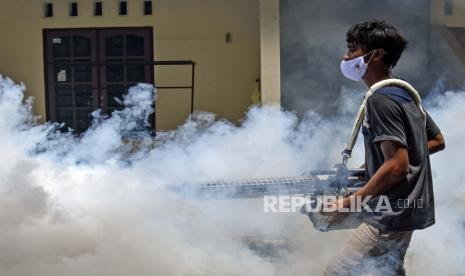 Petugas melakukan fogging atau pengasapan cegah DBD.