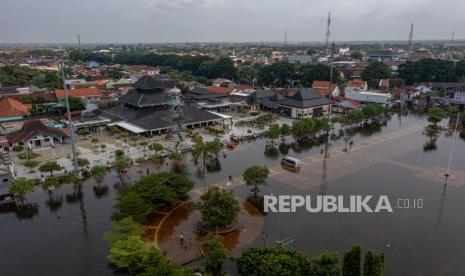 Foto udara kondisi banjir yang merendam kawasan Alun-alun Demak di depan Masjid Agung Demak, Kabupaten Demak, Jawa Tengah, Selasa (19/3/2024). 