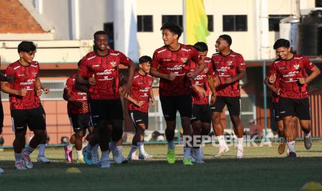 Sejumlah pesepak bola timnas Indonesia U-19 melakukan pemanasan saat latihan di Lapangan Thor, Surabaya, Jawa Timur, Selasa (16/7/2024). Timnas Indonesia U-19 akan menghadapi timnas Filipina U-19 pada petandingan Grup A ASEAN U-19 Boys Championship atau AFF U-19 di Stadion Gelora Bung Tomo pada Rabu (17/7) malam. 