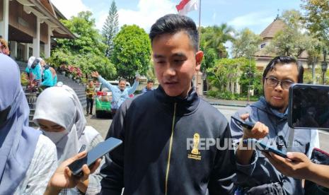 Gibran pamer jaket berlogo piala dunia U20 Indonesia 2023 usai rapat paripurna di DPRD kota Solo, Rabu (29/3/2023).