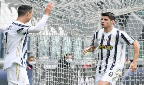 Alvaro Morata (kanan) merayakan dengan rekan setimnya Cristiano Ronaldo setelah mencetak gol 2-0 selama pertandingan sepak bola Serie A Italia Juventus FC vs Genoa CFC di Stadion Allianz di Turin, Italia, 11 April 2021.