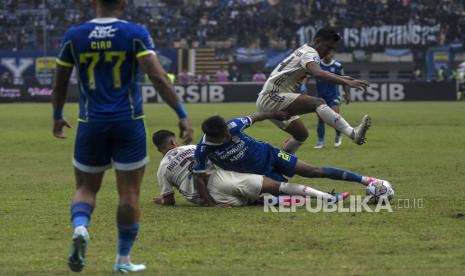 Bek Persib Bandung Frets Butuan (tengah). 