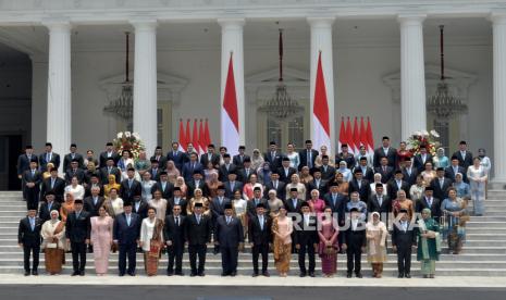 Presiden Prabowo Subianto didampingi Wakil Presiden Gibran Rakabuming Raka berfoto bersama jajaran Kabinet Merah Putih, di Istana Merdeka, Jakarta, Senin (21/10/2024).