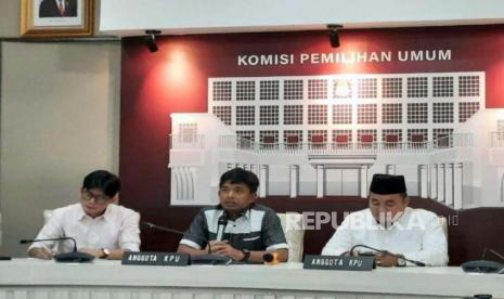 Komisioner KPU RI Mochamad Afifuddin (kanan), Komisioner KPU RI Idham Holik (tengah), dan Komisioner KPU RI August Mellaz saat konferensi pers di kantor KPU RI, Jakarta, Jumat (24/3/2023). KPU menyampaikan tindak lanjut atas putusan PN Jakpus dan putusan Bawaslu RI terkait Prima. 