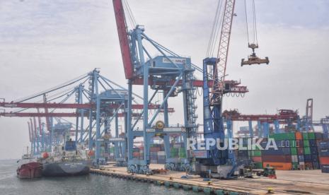 Aktivitas bongkar muat peti kemas di pelabuhan Tanjung Priok, Jakarta, Kamis (26/9/2024). 