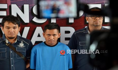 Sosok Pegi Setiawan alias Perong alias Robi Irawan pelaku utama pembunuhan Vina dan Ekky di Cirebon tahun 2016, di hadirkan saat konferesi pers di Mapolda Jabar, Ahad (26/5/2024). Dalam kesempatan itu disampaiakn proses penangkapan terhadap pelaku yang buron berlangsung lama karena pelaku mengubah identitasnya saat pindah ke Kabupaten Bandung tahun 2016 silam. Usai acara rilis, kepada wartawan Pegi membantah telah melakukan pembunuhan terhadap dua sejoli tersebut.