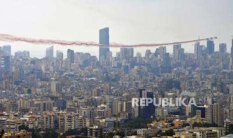 Pesawat Prancis mengeluarkan asap dalam warna bendera Lebanon di atas ibu kota Lebanon, Beirut, Lebanon, 01 September 2020. Macron berada di Lebanon untuk menandai peringatan 100 tahun bekas protektorat Prancis itu. Ini adalah kunjungan kedua presiden Prancis dalam satu bulan, setelah ledakan di pelabuhan Beirut pada 4 Agustus yang menewaskan sedikitnya 190 orang dan 6.500 orang terluka dan sebagian besar pelabuhan serta kota itu hancur lebur.