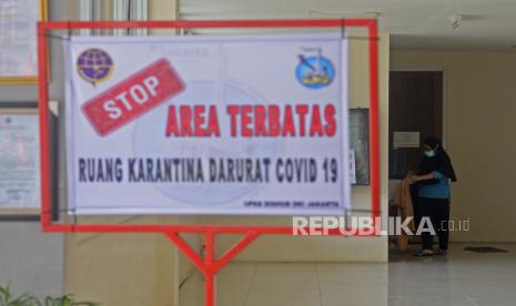 Pasien Covid-19 saat menjalani isolasi di Ruang Karantina Darurat di Kantor UPAS Dinas Perhubungan DKI Jakarta, Rabu (7/7). Unit Pengelola Angkutan Sekolah (Upas) Dinas Perhubungan DKI Jakarta menyiapkan ruang karantina darurat bagi pasien OTG COVID-19. Ruangan ini selain dimanfaatkan untuk pegawai yang terpapar juga bisa digunakan warga sekitar sambil menunggu rujukan ke rumah sakit. Prayogi/Republika.