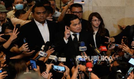 Ketua Umum PSSI Terpilih Erick Thohir menyampaikan keterangan kepada wartawan disela Kongres Luar Biasa PSSI di Jakarta, Kamis (16/2/2023). Erick Thohir terpilih sebagai Ketua Umum PSSI 2023-2027 dalam Kongres Luar Biasa PSSI. Pada kongres tersebut Erick Thohir mendapatkan 64 suara atau unggul jauh dari La Nyalla Mattalitti yg mendapatkan 24 suara.