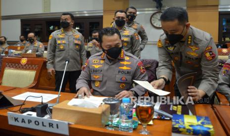 Kapolri Jenderal Pol Listyo Sigit Prabowo bersiap mengikuti rapat kerja dengan Komisi III DPR di Kompleks Parlemen, Senayan, Jakarta, Rabu (24/8/2022). Rapat tersebut membahas terkait kasus dugaan pembunuhan berencana terhadap Brigadir Yosua di rumah dinas mantan Kadiv Propam Irjen Pol Ferdy Sambo. Prayogi/Republika