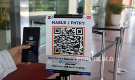 Pengunjung melakukan scan barcode aplikasi PeduliLindungi.  Kemenkes mengumumkan aplikasi PeduliLindungi siap bertransformasi secara total menjadi sistem layanan kesehatan terpadu yang disebut Satu Sehat Mobile/ilustrasi.