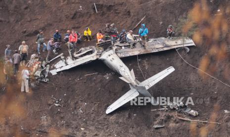 Warga berada di dekat bangkai pesawat tempur taktis EMB-314 Super Tucano TNI AU yang mengalami kecelakaan di Pasuruan. Gubernur Jatim Khofifah Indar Parawansa menanggapi gugurnya 4 awak pesawat.