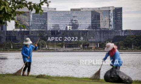 Para pekerja merapikan rumput di taman Queen Sirikit, di sebelah lokasi KTT Kerjasama Ekonomi Asia-Pasifik (APEC) 2022, di Bangkok, Thailand, 10 Agustus 2022. KTT Kerjasama Ekonomi Asia-Pasifik (APEC) 2022, dijadwalkan yang akan berlangsung pada 18 dan 19 November, akan dipimpin oleh Thailand, mempertemukan para pemimpin dunia dari 21 negara anggota untuk kerja sama ekonomi regional. Sebagai ketua APEC tahun ini, Thailand diharapkan untuk membahas berbagai isu termasuk investasi, pemanasan global, dan pemulihan ekonomi pasca-Covid antara lain.