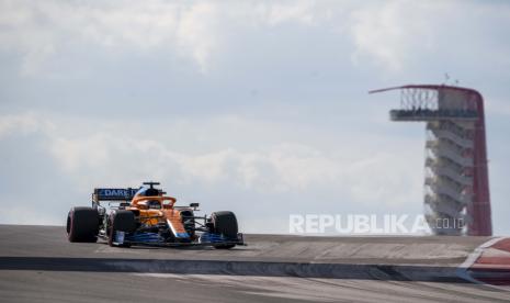 Pembalap Formula Satu Australia Daniel Ricciardo dari Tim F1 McLaren beraksi selama sesi latihan bebas pertama di Sirkuit Amerika, tempat Grand Prix Formula 1 Amerika Serikat, di Austin, Texas, AS, 22 Oktober 2021. 