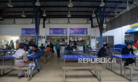 Pemudik beristirahat di Rest Area 86 ruas Tol Cipali, Jawa Barat. (ilustrasi)