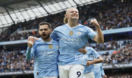 Erling Haaland dari Manchester City, kanan, merayakan bersama Bernardo Silva setelah mencetak gol pembuka timnya saat pertandingan sepak bola Liga Premier Inggris antara Manchester City dan Wolverhampton Wanderers di Stadion Etihad di Manchester, Inggris, Sabtu, (4/5/2024).