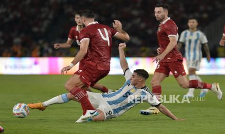 Pemain timnas Argentina Julian Alvarez (9) berusaha melewati adangan pemain Indonesia dalam laga FIFA Matchday di Stadion Gelora Bung Karno, Senayan, Jakarta, Senin (19/6/2023). Pada pertandingan itu Indonesia kalah dengan skor 0-2.