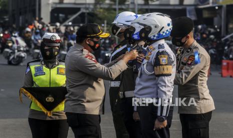 Kapolda Metro Jaya Irjen Nana Sudjana memberikan tanda penyematan saat Apel Gelar Pasukan Operasi Patuh Jaya 2020 di Polda Metro Jaya, Jakarta, Kamis (23/7). Polda Metro Jaya menggelar Operasi Patuh Jaya 2020 selama 14 hari mulai Kamis (23/7) sampai Rabu (5/8) di wilayah hukum Polda Metro Jaya. Republika/Putra M. Akbar