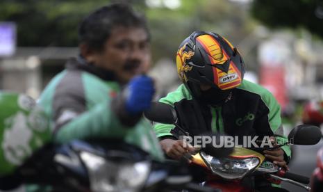 Pengemudi ojek daring menunggu orderan di kawasan Tanah Kusir, Jakarta, Jumat (7/4). Kementerian Perhubungan menerbitkan Peraturan Menteri Perhubungan (Permenhub) Nomor 18 Tahun 2020 tentang Pengendalian Transportasi Dalam Rangka Pencegahan Penyebaran Covid-19. 