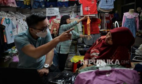 Pedagang menjual pakaian anak melalui siaran streaming di Pasar Tanah Abang Blok B, Jakarta, Jumat (23/12/2022) (ilustrasi). Ekonom Bank Mandiri Faisal Rachman mengingatkan inflasi inti berpotensi menguat seiring pencabutan kebijakan pemberlakuan pembatasan kegiatan masyarakat (PPKM).