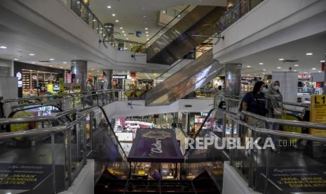 Pengunjung beraktivitas di area Bandung Indah Plaza, Jalan Merdeka, Kota Bandung, Jumat (8/1). Pusat perbelanjaan menjadi salah satu sektor yang akan dilakukan Pemberlakuan Pembatasan Kegiatan Masyarakat (PPKM) pada 11 hingga 25 Januari dengan mengurangi jam operasional hanya sampai pukul 19.00 WIB guna mengantisipasi lonjakan kasus Covid-19. Foto: Abdan Syakura/Republika