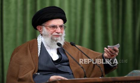 Khamenei Tolak Hentikan Program Nuklir Sampai Sanksi Dicabut. Dalam gambar yang dirilis oleh situs resmi kantor pemimpin tertinggi Iran, Pemimpin Tertinggi Ayatollah Ali Khamenei berpidato di depan bangsa dalam pidato yang disiarkan televisi menandai hari kelahiran Nabi Muhammad, di Teheran, Iran, Selasa, 3 November 2020. 