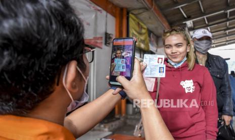 Petugas memeriksa data diri warga saat penyaluran bantuan sosial (bansos) Provinsi Jawa Barat Tahap ke-IV di Kantor Pos Bandung, Jalan Asia Afrika, Kota Bandung, Selasa (29/12). Pemerintah Provinsi Jawa Barat mulai mendistribusikan bansos sebesar Rp100 ribu dalam bentuk tunai kepada 1.903.383 Keluarga Rumah Tangga Sasaran (KRTS) penerima bantuan sosial dan ditargetkan selesai pada Rabu (30/12). Foto: Abdan Syakura/Republika