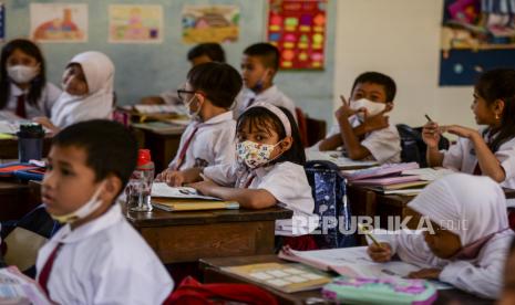 Sejumlah siswa saat belajar pada hari pertama sekolah di SDN Tebet Timur 17, Jakarta, Senin (2/1/2023). Pada hari pertama masuk sekolah semester genap tahun ajaran 2022-2023, SDN Tebet Timur17 sudah mulai mengadakan kegiatan belajar mengajar seperti biasa pasca libur Natal dan Tahun Baru 2023. Republika/Putra M. Akbar