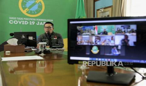 Gubernur Jawa Barat Ridwan Kamil menggelar rapat koordinasi (rakor) membahas Pembatasan Sosial Berskala Besar (PSBB) dengan lima kepala daerah Bandung Raya melalui video conference di Gedung Pakuan, Kota Bandung, Selasa (14/4). Kepala daerah se-Bandung Raya, yang meliputi Kota Bandung, Kota Cimahi, Kabupaten Bandung, Kabupaten Bandung Barat, dan Kabupaten Sumedang, sepakat akan mengajukan status PSBB kepada pemerintah pusat bersamaan