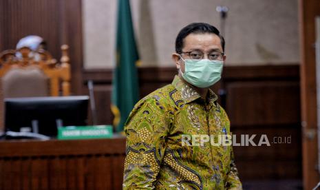 Mantan Menteri Sosial Juliari Peter Batubara menjalani sidang perdana pembacaan surat dakwaan terkait kasus dugaan korupsi dana paket bantuan sosial Covid-19  untuk wilayah Jabodetabek tahun 2020 di Pengadilan Tipikor, Jakarta, Rabu (21/4). Jaksa penuntut umum (JPU) Komisi Pemberantasan Korupsi (KPK) mendakwa mantan Menteri Sosial Juliari Peter Batubara menerima suap sebesar Rp 32,4 miliar dari para pengusaha yang menggarap proyek pengadaan bantuan sosial untuk penanganan Covid-19. Republika/Thoudy Badai