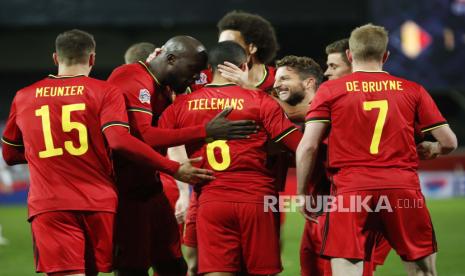 Youri Tielemans dari Belgia, tengah, diberi selamat oleh rekan satu timnya setelah mencetak gol pertama timnya selama pertandingan sepak bola UEFA Nations League antara Belgia dan Inggris di stadion King Power di Leuven, Belgia, Minggu, 15 November 2020.