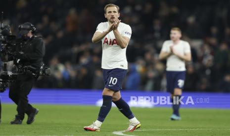 Striker Tottenham Hotspur Harry Kane memberi isyarat kepada pendukung setelah pertandingan sepak bola Liga Inggris antara Tottenham Hotspur dan Everton di Stadion Tottenham Hotspur di London, Senin, 7 Maret 2022, waktu setempat.