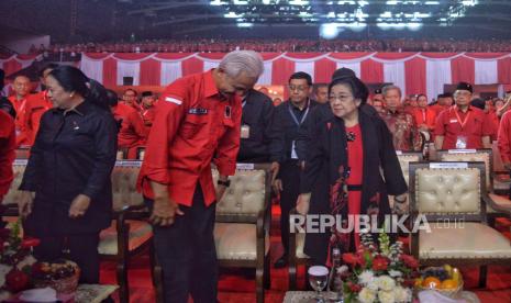 Ketua Umum PDI Perjuangan Megawati Soekarnoputri bersama Ketua DPP PDIP Puan Maharani dan Politikus PDIP yang juga Mantan Capres 2024 Ganjar Pranowo saat menghadiri Rapat Kerja Nasional (Rakernas) Ke-V PDIP di Beach City International Stadium Ancol, Jakarta, Jumat (24/5/2024). Rakernas Ke-V PDIP dihadiri langsung oleh sebanyak 4.858 peserta yang terdiri dari fungsionaris DPP Partai, Ketua, Sekretaris, Bendahara DPD dan DPC Partai, Anggota DPR RI, badan dan sayap partai, Ketua, Sekretaris, Bendahara DPLN dari 16 negara, Anggota DPRD Provinsi, Kabupaten, Kota, Kepala dan Wakil Kepala Daerah PDIP, serta calon anggota DPR RI terpilih pemilu 2024 yang non-incumbent. Rakernas V PDIP digelar pada 24-26 Mei 2024 dengan mengusung tema Satyam Eva Jayate:Kebenaran Pasti Menang dan subtema Kekuatan Persatuan Rakyat dalam Kebenaran.