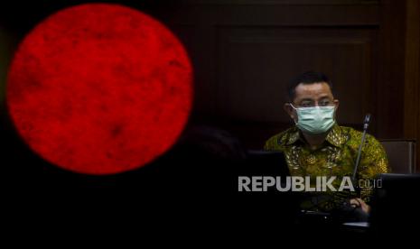 Terdakwa kasus korupsi Bantuan Sosial (Bansos) Covid-19 yang juga mantan Menteri Sosial Juliari Batubara saat menjalani sidang di Pengadilan Tipikor, Jakarta, Senin (10/5). Sidang lanjutan tersebut beragendakan mendengarkan keterangan empat orang saksi dari pejabat Kementerian Sosial yang dihadirkan JPU KPK. 