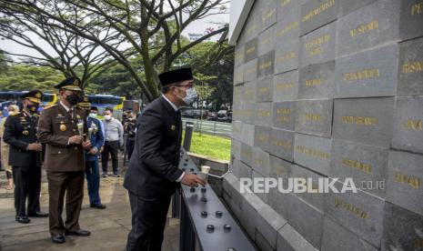 Gubernur Jawa Barat Ridwan Kamil meletakkan bunga di depan Monumen Perjuangan Pandemi Covid-19, Kota Bandung, Rabu (10/11). Monumen Perjuangan Pandemi Covid-19 tersebut didedikasikan sebagai pengingat perjuangan tenaga kesehatan, relawan dan aparatur sipil negara (ASN) yang meninggal akibat Covid-19. Foto: Republika/Abdan Syakura