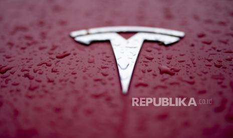 FILE - Logo Tesla terlihat dibasahi air hujan, di Charlotte, North Carolina, 27 Februari 2024.  