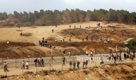  Aktivis Muslim AS Mundur dari Forum Damai UEA. Buruh Palestina menyeberang secara ilegal ke Israel dari Tepi Barat melalui lubang di pagar dekat kota Hebron, Tepi Barat, Minggu, 23 Agustus 2020. 