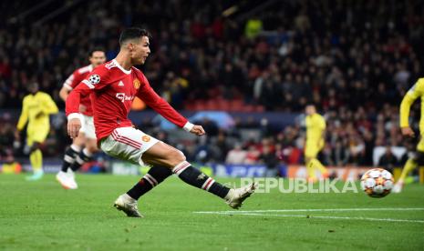  Cristiano Ronaldo dari Manchester United mencetak gol kemenangan pada pertandingan sepak bola grup F Liga Champions UEFA antara Manchester United dan Villarreal CF di Manchester, Inggris,Kamis (30/9) dini hari WIB. 