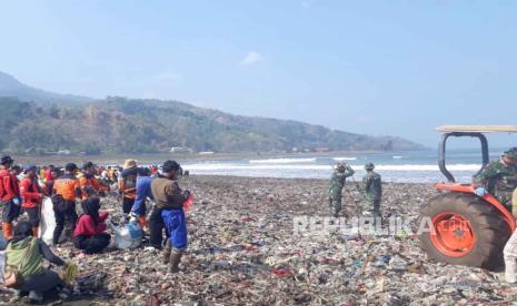 Pandawara Grup dan tim gabungan TNI-Polri serta relawan melakukan aksi bersih-bersih bersama di Pantai Cibutun, Kecamatan Simpenan, Kabupaten Sukabumi, Jawa Barat, Jumat (6/10/2023).