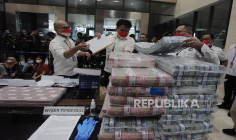 Terjebak Pinjol Ilegal, Ketua OJK: Jangan Bayar, Laporkan. Foto:   Polisi menunjukkan barang bukti kasus pinjaman online ilegal di Bareskrim Mabes Polri, Jakarta, Senin (25/10/2021).  Direktorat Tindak Pidana Ekonomi Khusus (Dittipideksus) Bareskrim Polri mengamankan Rp20,4 miliar dari rekening bank atas nama Koperasi Simpan Pinjam (KSP) Solusi Andalan Bersama dan menangkap pelaku berkewarganegaraan asing yang berperan sebagai pemodal dan fasilitator untuk membiayai pinjaman online tersebut, serta mengamankan tiga tersangka berinisial JS, DN dan SR yang memiliki peran berbeda di Koperasi Simpan Pinjam (KSP) Solusi Andalan Bersama. 