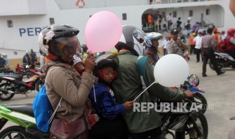 Pemudik menggunakan sepeda motor saat tiba di Pelabuhan Tanjung Priok, Jakarta, Rabu (20/6).