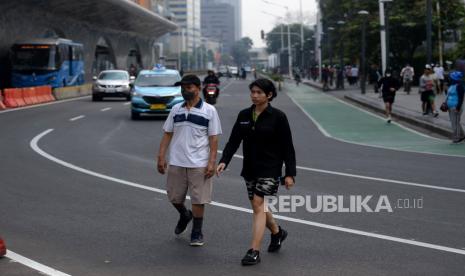 Warga berolahraga di Kawasan Bundaran Hotel Indonesia, Jakarta, Ahad (3/9/2023). Pemprov DKI Jakarta meniadakan kegiatan hari bebas kendaraan bermotor atau car free day (CFD) di kawasan Jalan Sudirman-Thamrin pada ahad (3/9/2023). Peniadaan CFD karena adanya rangkaian kegiatan Konferensi Tingkat Tinggi (KTT) ke-43 ASEAN. Meski demikian, masih banyak masyarakat yang berolahraga di sekitaran Bundaran HI Ada yang berjalan santai, berlari maupun bersepeda.