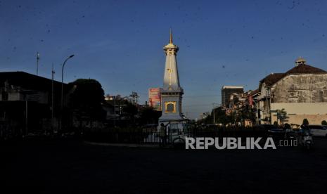 Suasana kawasan Tugu Yogyakarta Jalan Jend Sudirman, Gowongan, Kota Yogyakarta, Jumat (19/7/2024). Tugu Yogyakarta atau dikenal juga dengan istilah Tugu Pal Putih merupakan salah satu destinasi wisata yang ada di pusat Kota Yogyakarta. Monumen tersebut merupakan simbol atau lambang dari kota Yogyakarta yang biasanya dijadikan objek swafoto bagi para wisatawan.