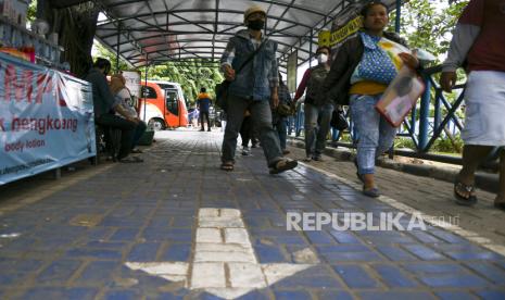 Penumpang tiba di Terminal Kampung Rambutan, Jakarta, Ahad (3/1). Menteri Perhubungan Budi Karya mengungkapkan, pemerintah akan melakukan pembatasan dan upaya lain untuk menekan mobilitas baik untuk perjalanan darat, laut, atau kereta api. 